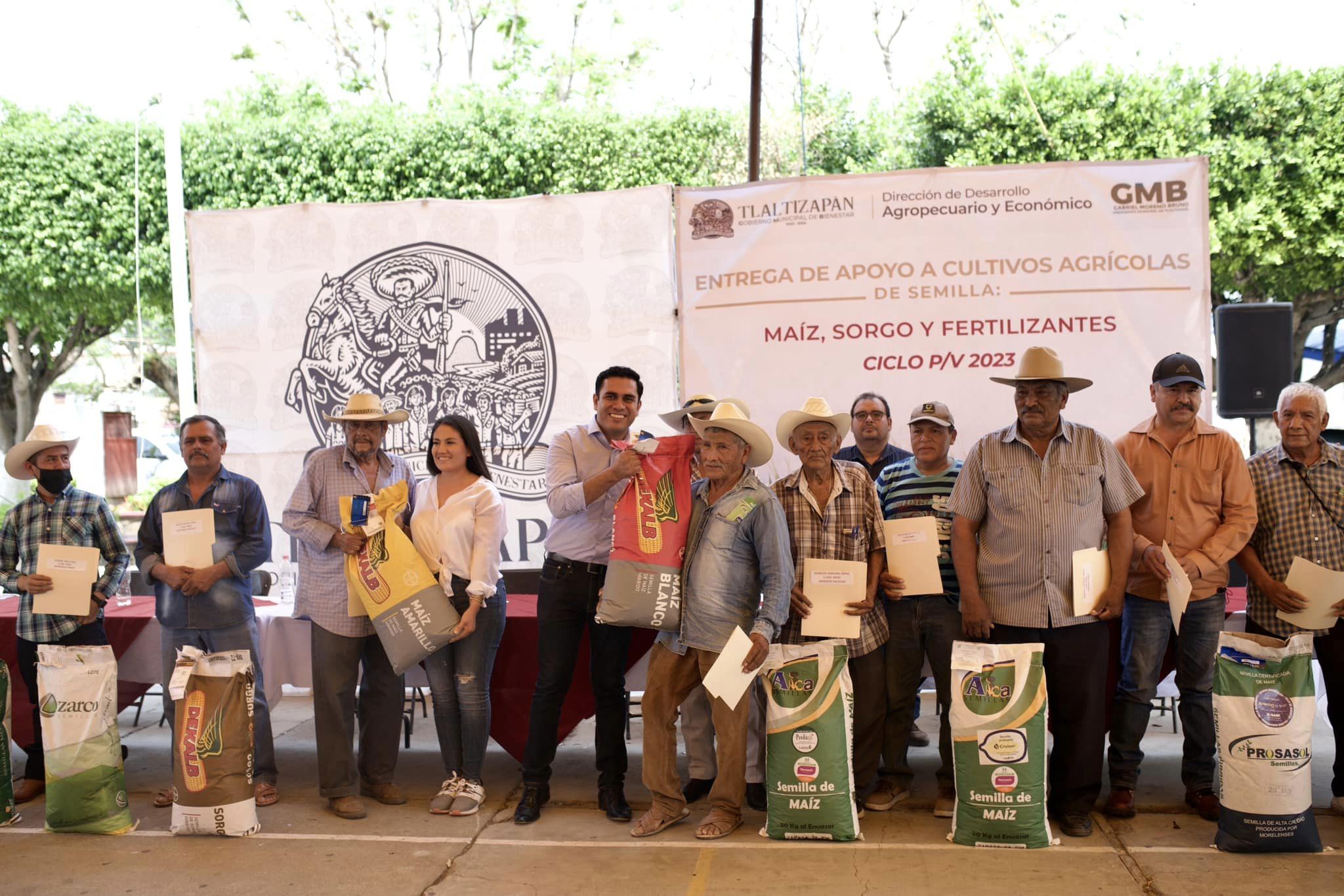 ENTREGA DE APOYOS PARA SEMILLA DE SORGO, MAÍZ Y FERTILIZANTES EN TLALTIZAPÁN